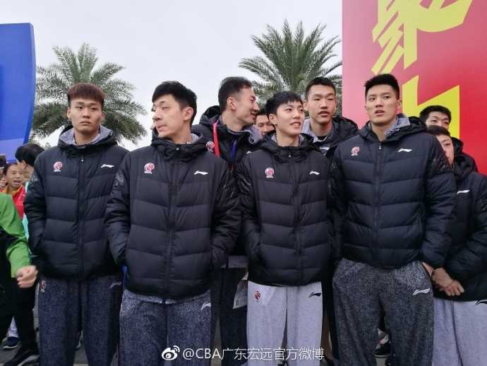 人潮涌动中，易建联被无数热情的跑友簇拥着，他耐心地放慢脚步，脸上没有丝毫不耐，反而露出亲切的笑容，仿佛邻家大哥哥般与粉丝们在奔跑中和谐共处。