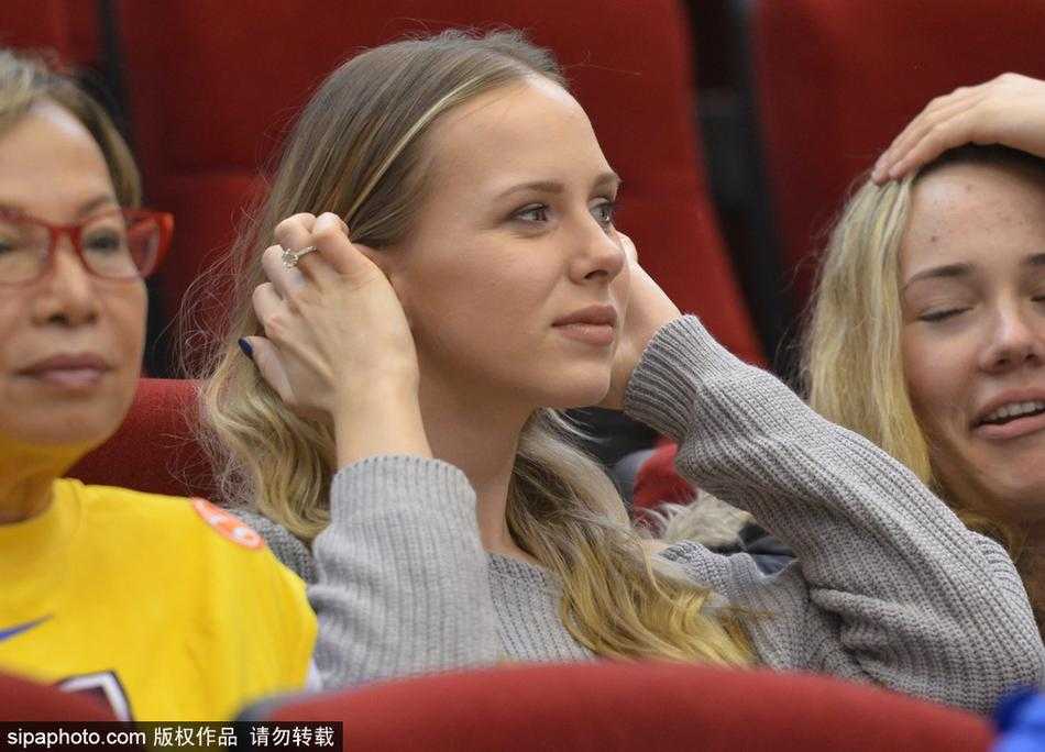 莫泰娇妻看台助阵,山东“火箭组合”燃烧泉城之夜 赛后,莫泰妻子在场边优雅等待,身姿高挑的她即使站在人群中依然气质出众,目光寻找着丈夫的身影准备给予拥抱
