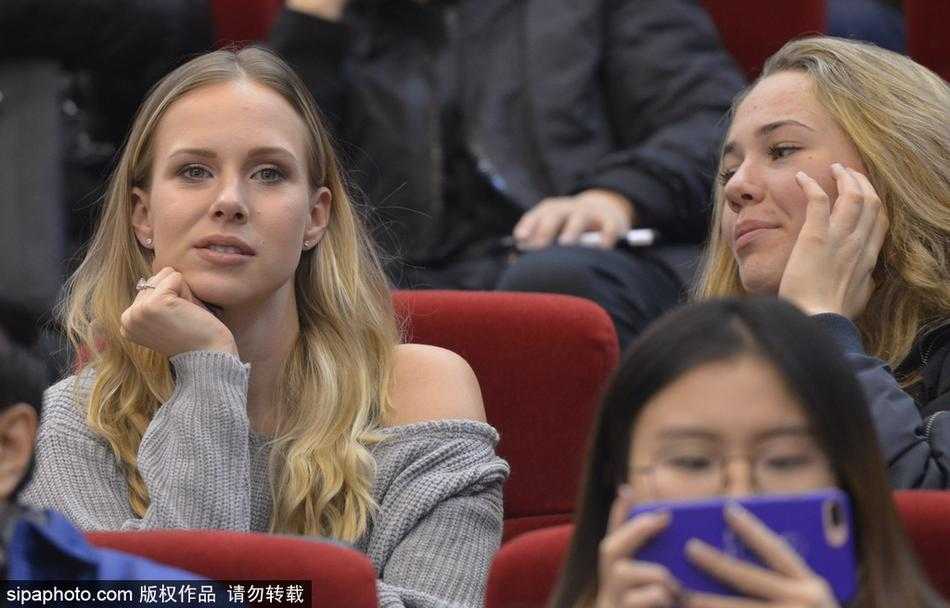 莫泰娇妻看台助阵,山东“火箭组合”燃烧泉城之夜 莫泰尤纳斯在场上拼抢倒地,看台上的妻子情不自禁地站起身子,双手紧握置于胸前,脸上写满了紧张与担忧