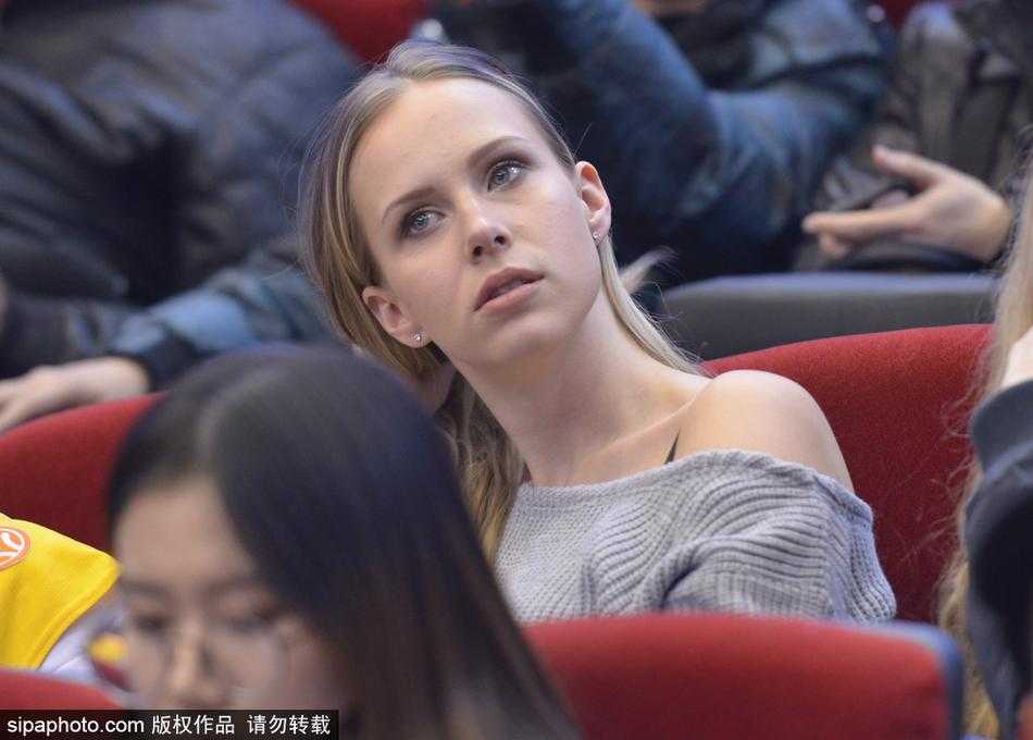 莫泰娇妻看台助阵,山东“火箭组合”燃烧泉城之夜 金发飘逸的莫泰妻子身着一袭深色休闲装,坐在看台上露出明媚笑容,仿佛冬日里的一抹暖阳照耀着球场