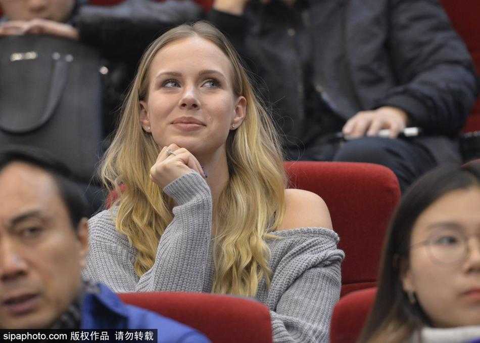 莫泰娇妻看台助阵,山东“火箭组合”燃烧泉城之夜 莫泰妻子在看台上专注地观看比赛,双手轻托脸颊,眼神紧紧追随着球场上丈夫的身影,满是关切与骄傲