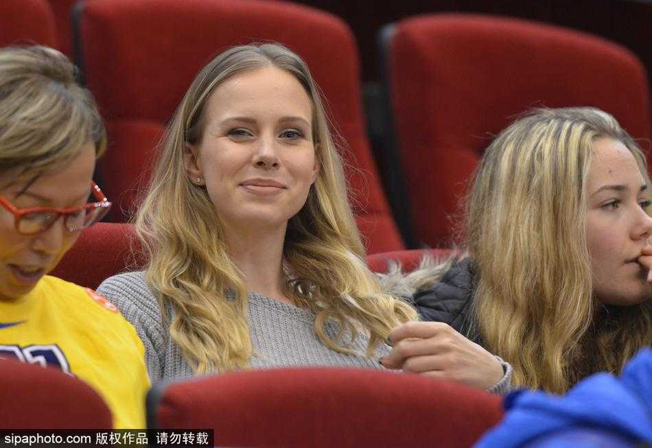 莫泰娇妻看台助阵,山东“火箭组合”燃烧泉城之夜 莫泰妻子在看台上与身边友人交谈,笑容温婉大气,金色的长发在灯光下熠熠生辉,尽显东欧女性的独特魅力