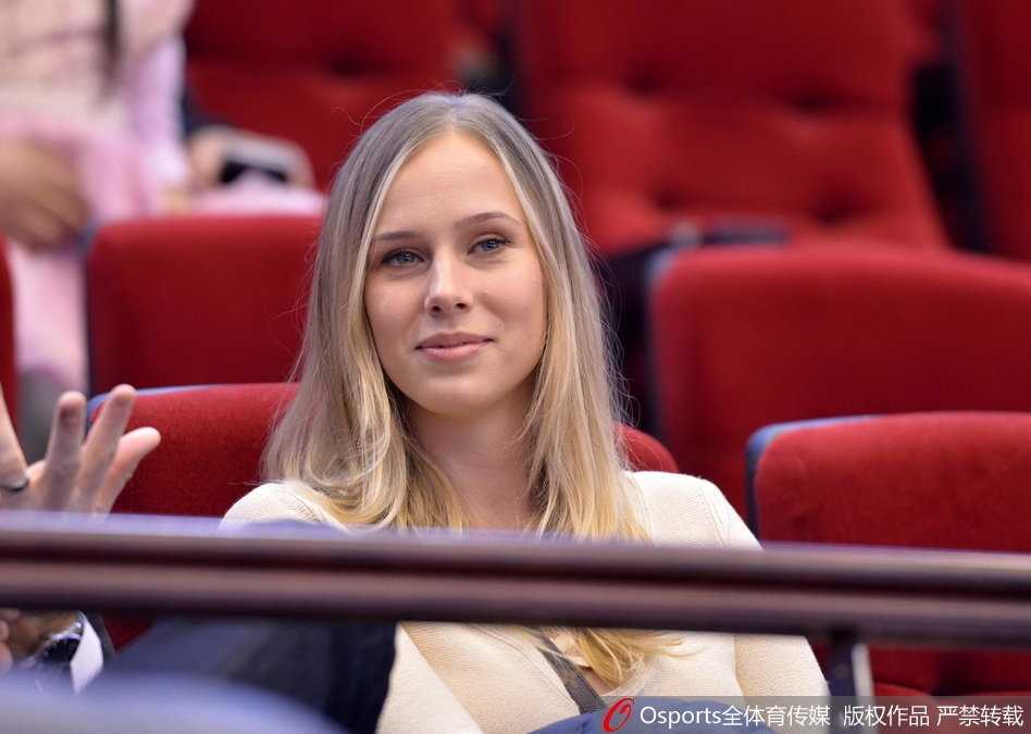 莫泰尤纳斯女友场边深情助阵 山东男篮力克浙江豪取三连胜 她似乎在为场上的某个精彩回合振臂高呼,嘴角洋溢着灿烂的笑容,精致的侧颜在球场灯光的映照下显得格外迷人。