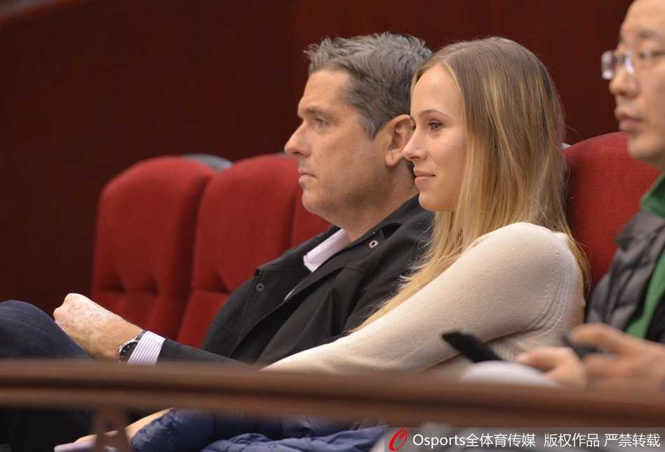 莫泰尤纳斯女友场边深情助阵 山东男篮力克浙江豪取三连胜 胜利的喜悦洋溢在每个人的脸上,她站起身来望向场内,眼中的光芒比球馆的灯光还要闪亮,仿佛在说这是属于我们的夜晚。