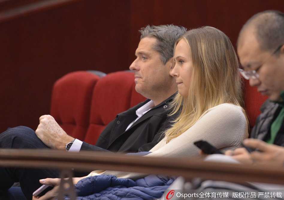 莫泰尤纳斯女友场边深情助阵 山东男篮力克浙江豪取三连胜 观战席上的她难掩激动之情,举起双手准备鼓掌,眉宇间既有对爱人精彩表现的骄傲,也有对激烈对抗的一丝担忧。