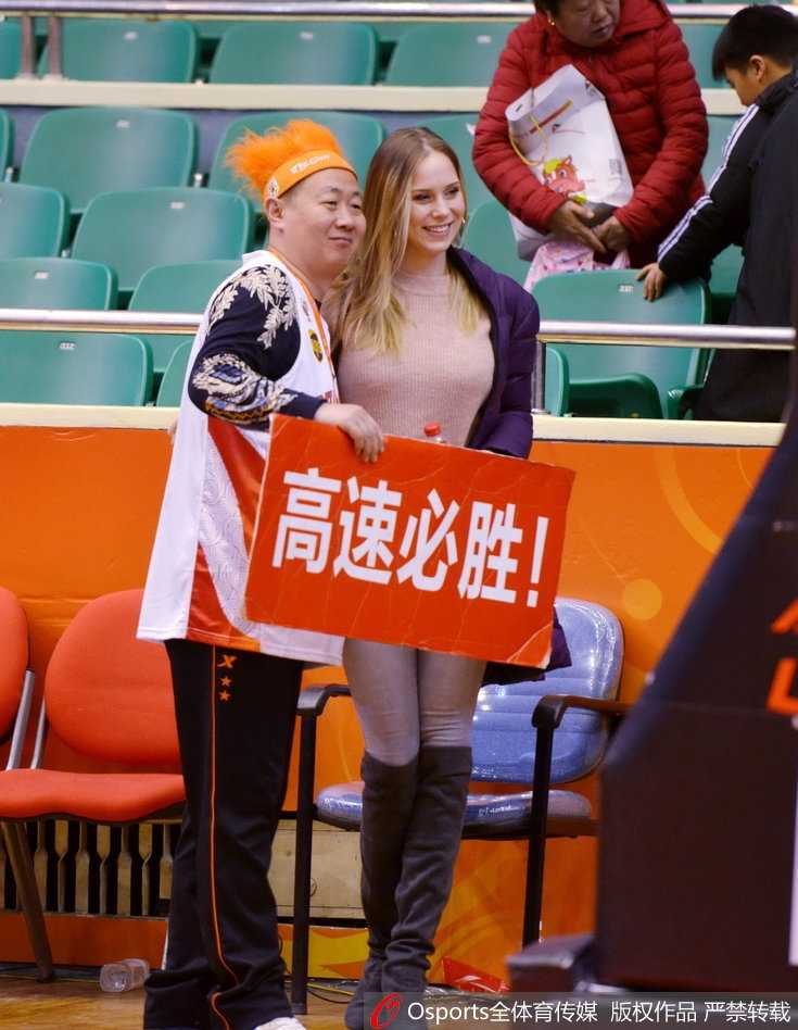 莫泰尤纳斯娇妻现场助阵,山东男篮激战江苏肯帝亚 镜头捕捉到宝莲娜专注看球的瞬间,她微微侧身,精致的五官在球场灯光下显得格外立体,眼神中流露出对丈夫每一次触球的关切与期待。