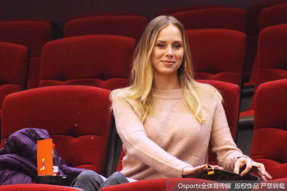 莫泰尤纳斯娇妻现场助阵,山东男篮激战江苏肯帝亚 宝莲娜在比赛关键时刻紧张地攥紧了双手,身体微微前倾,仿佛要用自己的意念帮助丈夫在场上命中每一个关键球。