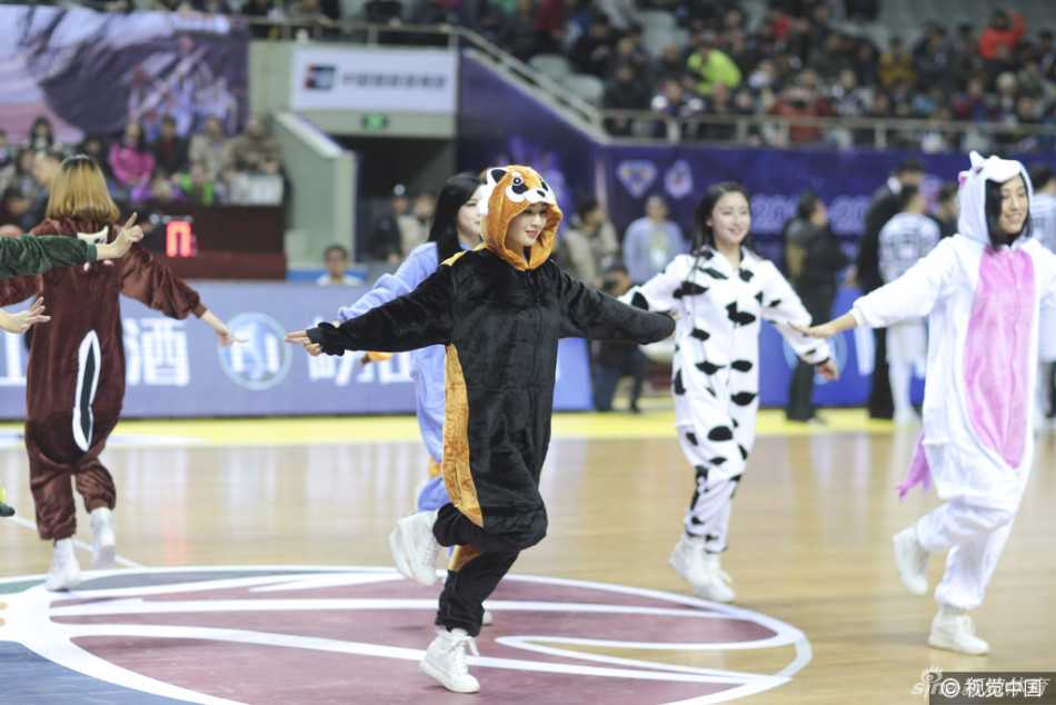 萌翻全场!当篮球宝贝变身睡衣女超人,赛场下的反差萌大作战 表演接近尾声,所有篮球宝贝聚在一起,对着镜头摆出可爱的pose,齐声大喊“耶”,脸上洋溢着快乐的笑容,为这场睡衣派对画上圆满句号。