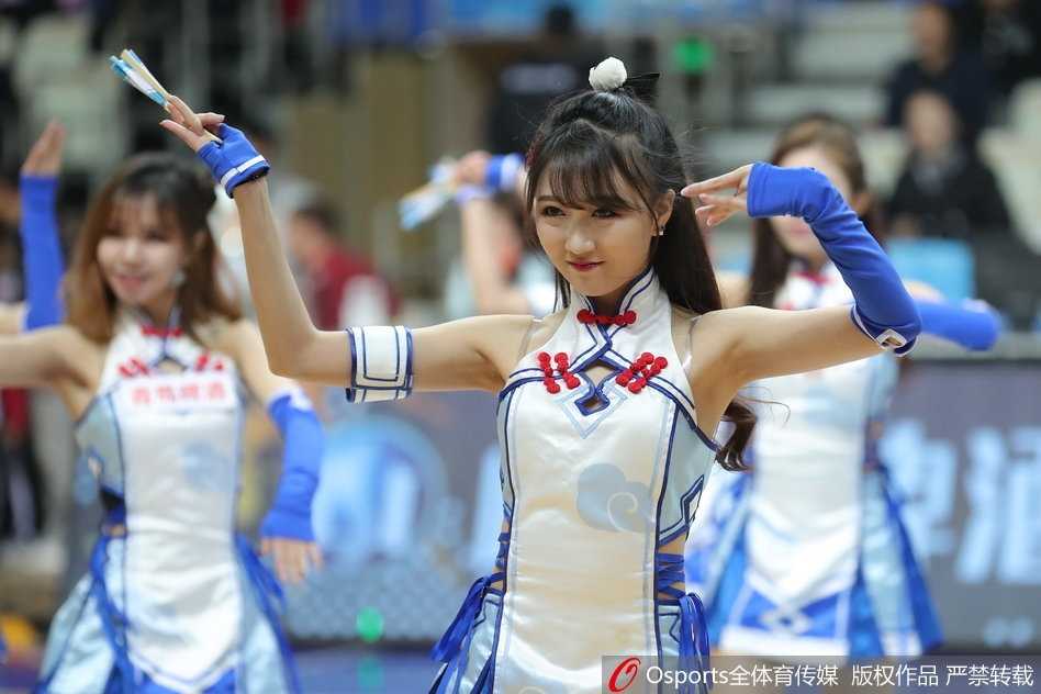 萌酥了!上海滩的二次元旋风与一场属于硬汉的加时悲喜剧 中场休息时,上海大鲨鱼的啦啦队全员背对镜头排成一列,面向看台上的观众,她们整齐划一地举起右手,金色的花球如同麦浪般起伏,仿佛在与球迷进行一场无声的互动。