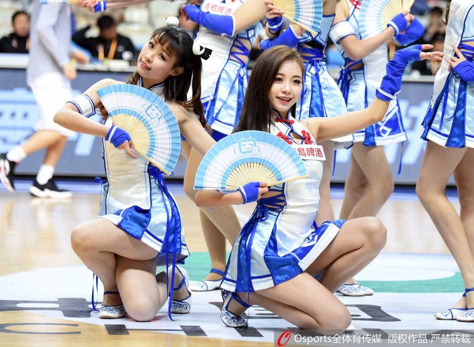 萌酥了!上海滩的二次元旋风与一场属于硬汉的加时悲喜剧 一群身着《古墓丽影》劳拉战衣的篮球宝贝在球场中央热舞,军绿色的背心搭配黑色热裤,活力四射的她们摆出游戏中的经典拉弓姿势,瞬间点燃了现场的气氛。