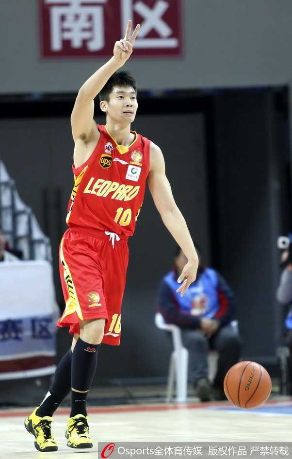 深圳队孟铎在比赛最后时刻手握篮球，面对浙江队多人围堵，他冷静地护住球，眼神中透露出与年龄不符的沉稳与杀气