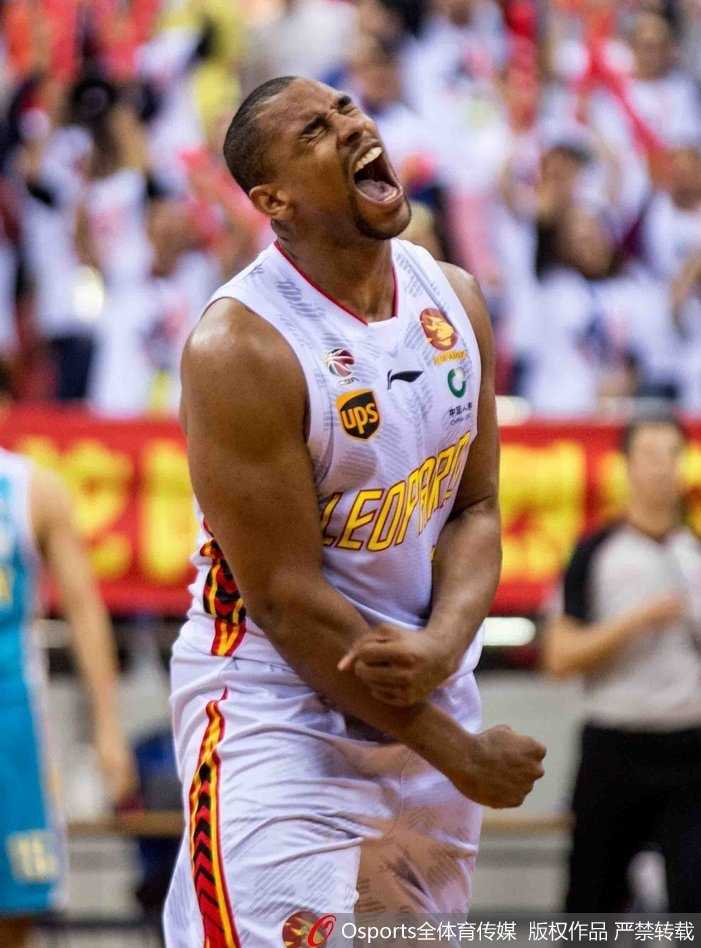福建队当家球星王哲林内线强打，利用梦幻脚步晃开防守，霸气单手劈扣震撼篮筐。