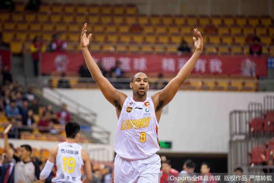 深圳外援萨林杰在福建队员的严密防守下强行起跳，篮球应声入网，瞬间点燃全场激情。