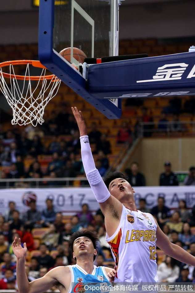 福建外援史密斯面对防守，以极快的第一步启动突破，滞空拉杆上篮展现出顶级身体素质。