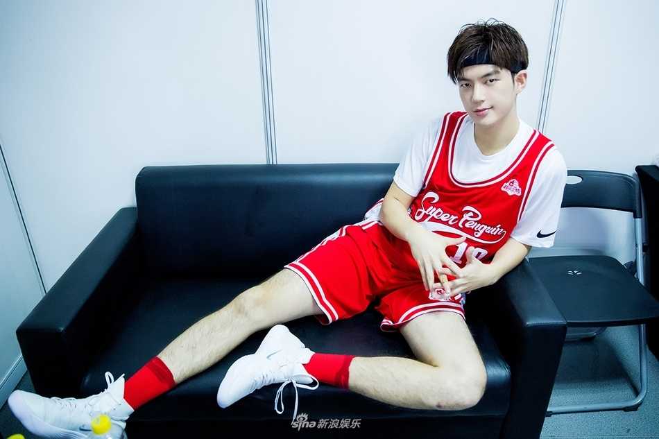 董力篮球赛场展锋芒:跨界名人赛首秀即成红队奇兵 董力在人群中高高跃起抢下篮板球,手臂肌肉线条分明,脸上挂着汗珠,展现出力量与拼搏的美感