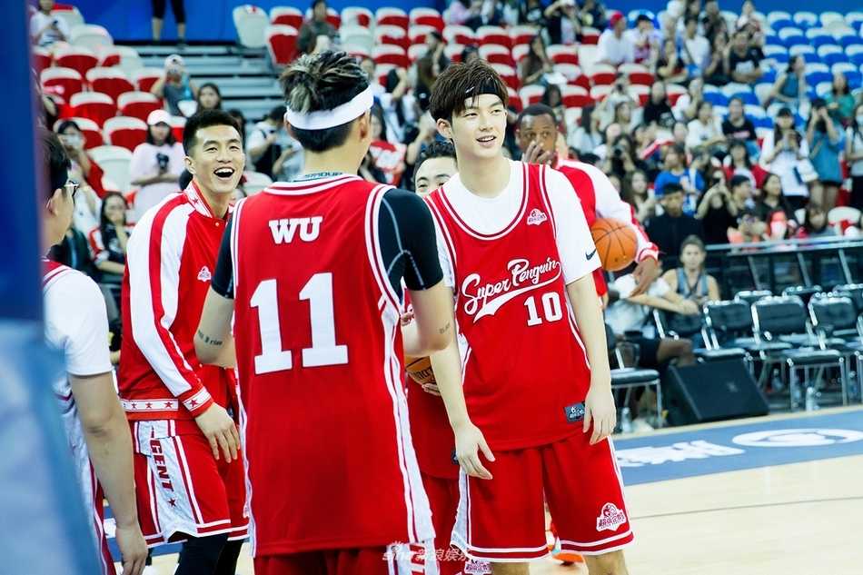 董力篮球赛场展锋芒:跨界名人赛首秀即成红队奇兵 董力俯身运球突破,对手紧贴防守,他眼神专注地观察队友跑位,准备随时送出传球