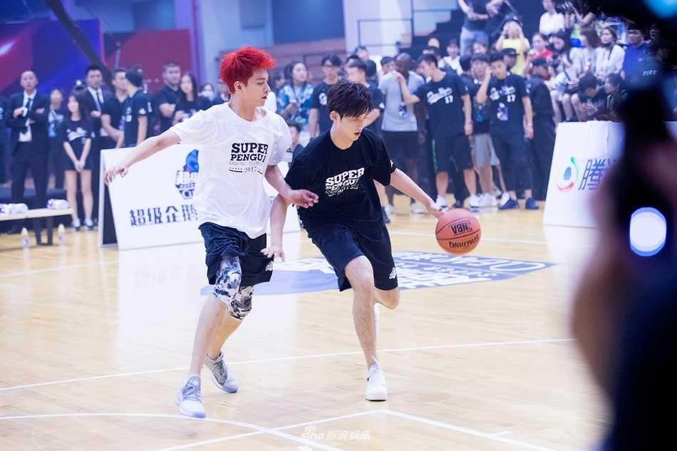 董力篮球赛场展锋芒:跨界名人赛首秀即成红队奇兵 赛后董力与队友击掌庆祝胜利,脸上洋溢着灿烂的笑容,身上的球衣已被汗水浸透,闪耀着拼搏的光芒