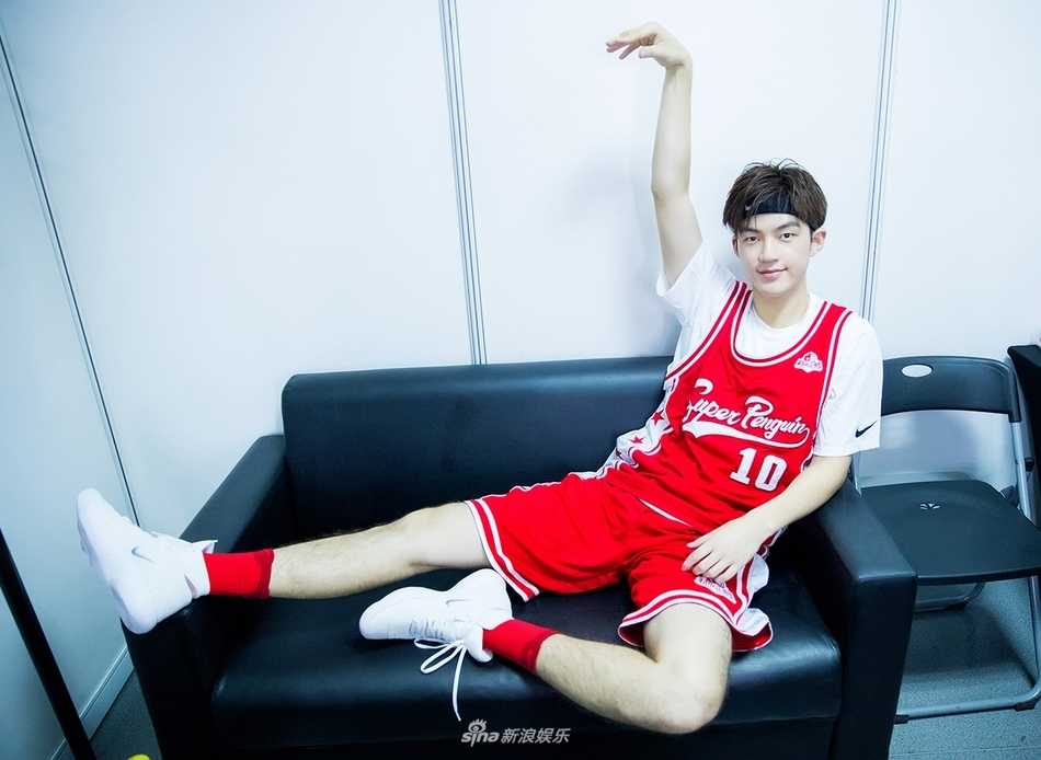 董力篮球赛场展锋芒:跨界名人赛首秀即成红队奇兵 赛场上董力眼神坚定,面对防守球员高高跃起,在空中完成一记姿势标准的跳投,篮球脱手而出划出优美弧线