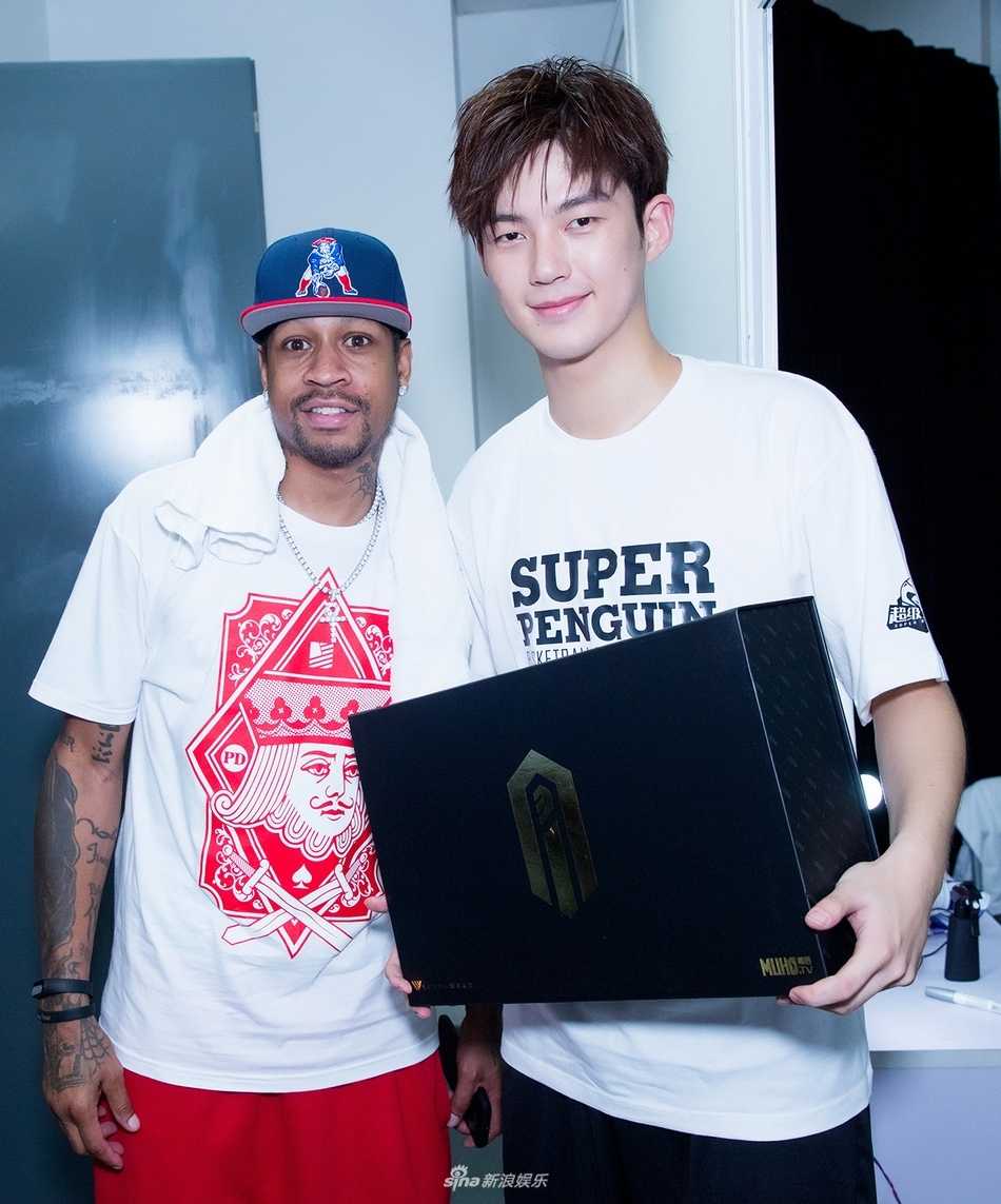 董力篮球赛场展锋芒:跨界名人赛首秀即成红队奇兵 董力身着黑色刺绣毛衣与军绿长裤现身红毯,紫色短靴在聚光灯下闪耀,他面带微笑向粉丝挥手,尽显阳光活力