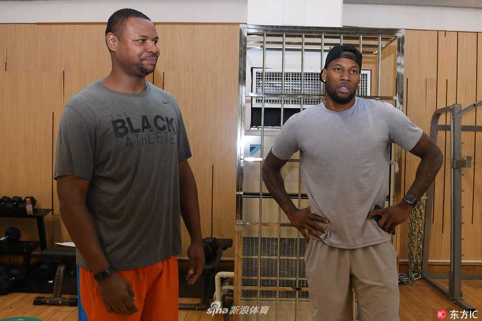 蒋兴权坐镇迎来冲冠拼图 浙江青年军静待威姆斯亮剑 威姆斯身穿休闲运动装,独自站在训练场中央,背后是空旷的看台,他目光坚定地环视着这个即将挥洒汗水的全新主场,心中充满了对CBA挑战的渴望。