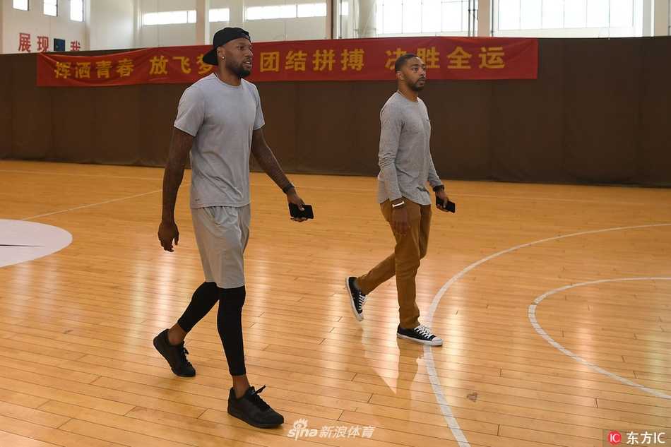 蒋兴权坐镇迎来冲冠拼图 浙江青年军静待威姆斯亮剑 在杭州的训练馆里,蒋兴权指导面带慈祥微笑,眼中满是期待,伸出双手欢迎远道而来的爱将威姆斯,两人的大手紧紧握在一起,仿佛握住了新赛季的希望。