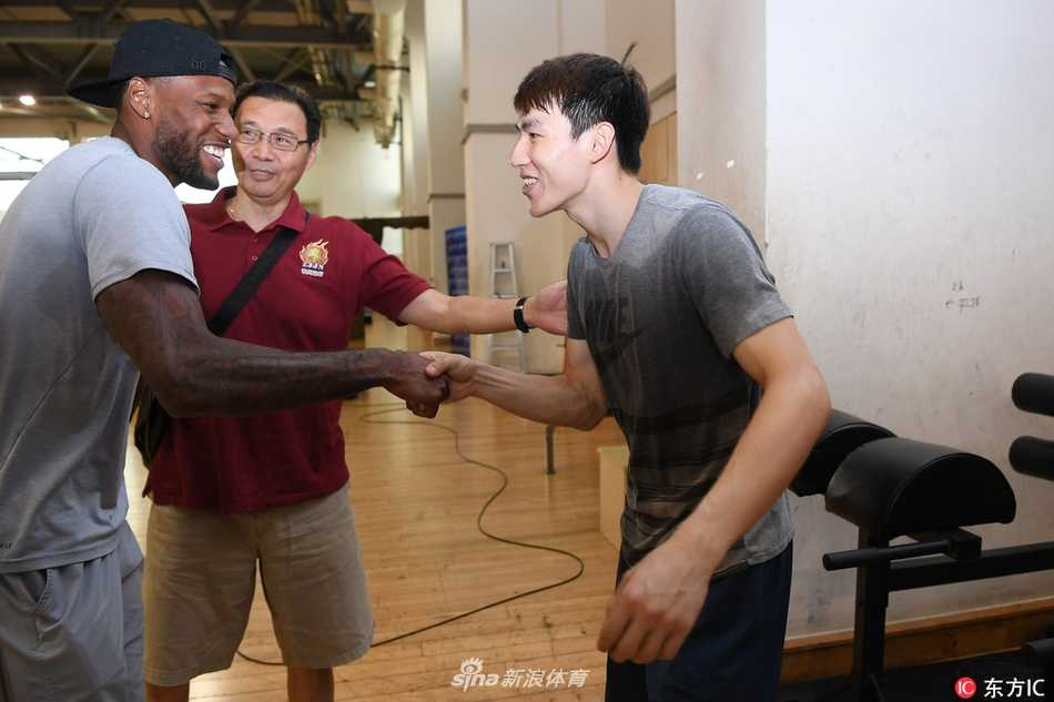 蒋兴权坐镇迎来冲冠拼图 浙江青年军静待威姆斯亮剑 威姆斯换上了浙江队的训练背心,在体能教练的辅助下进行拉伸,身体线条流畅而充满力量,汗水在灯光下闪烁,预示着新赛季的拼搏即将开始。