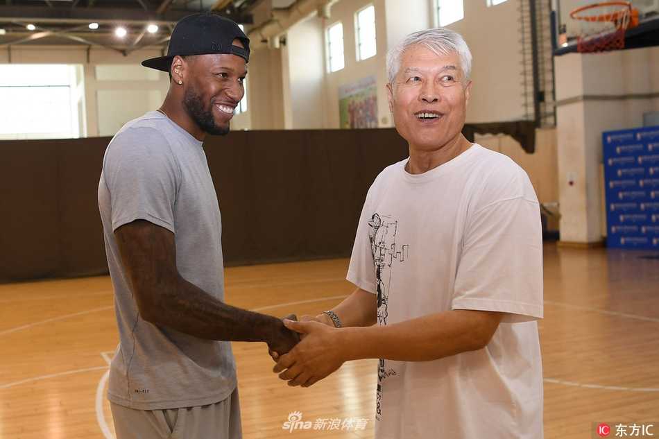 蒋兴权坐镇迎来冲冠拼图 浙江青年军静待威姆斯亮剑 训练结束后,威姆斯与球队的新伙伴们围在一起,听蒋兴权指导总结讲话,虽然语言不通,但篮球的语言是相通的,他专注的眼神透露出融入团队的决心。