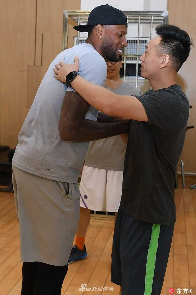 蒋兴权坐镇迎来冲冠拼图 浙江青年军静待威姆斯亮剑 会议室中,威姆斯在翻译的帮助下与教练组进行沟通,蒋兴权和刘维伟耐心地为他讲解战术板上的跑位,新的战术体系正在这支全新的队伍中生根发芽。