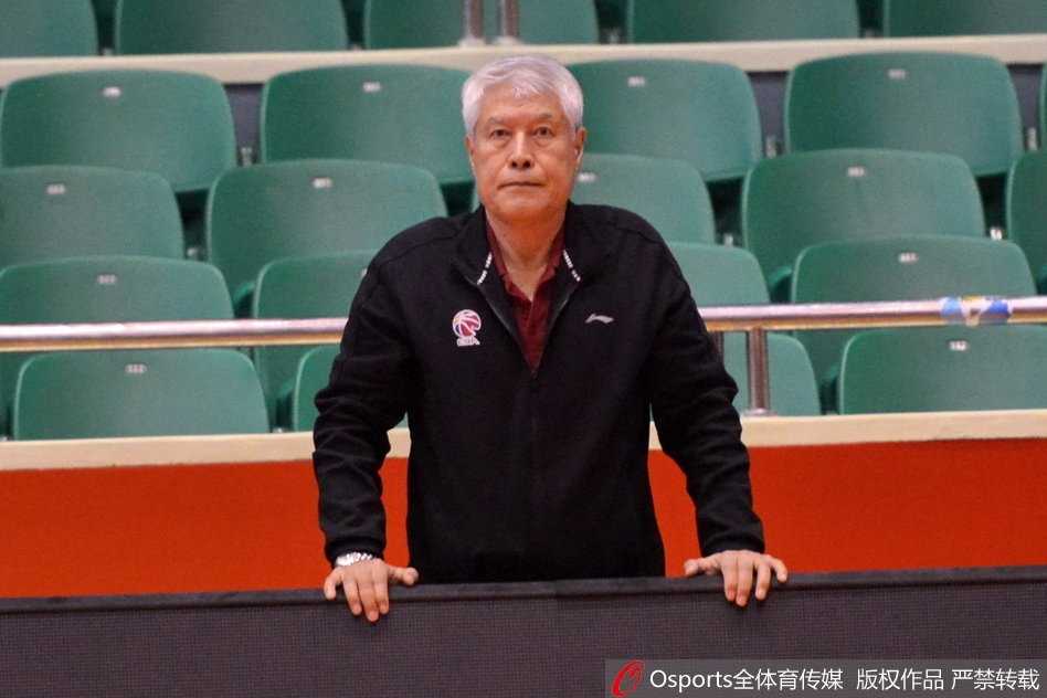 白发苍苍的蒋兴权指导双手撑膝，目光如炬地盯着场上球员的一举一动，仿佛要将每一个细节都刻在心里
