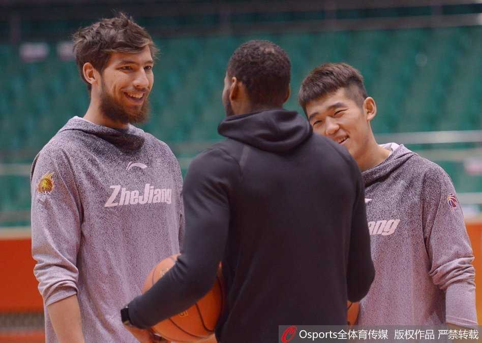 训练场上蒋兴权指导神情专注地给队员分析跑位，他的手势坚定有力，仿佛正在指挥一场千军万马的战役