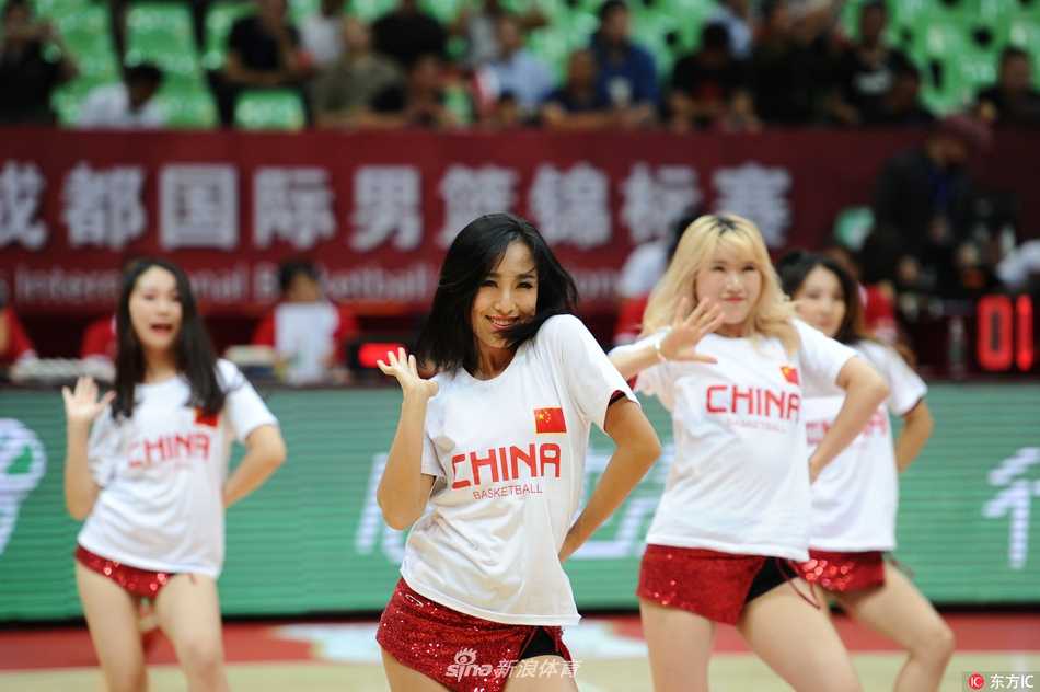 蓉城夏夜篮球火 红队激战安哥拉 宝贝热舞燃爆全场 激情四射的篮球宝贝们身着亮黄色热裤,在球场中央跃动起舞,她们灿烂的笑容和动感的舞姿瞬间点燃了现场沉闷的气氛。