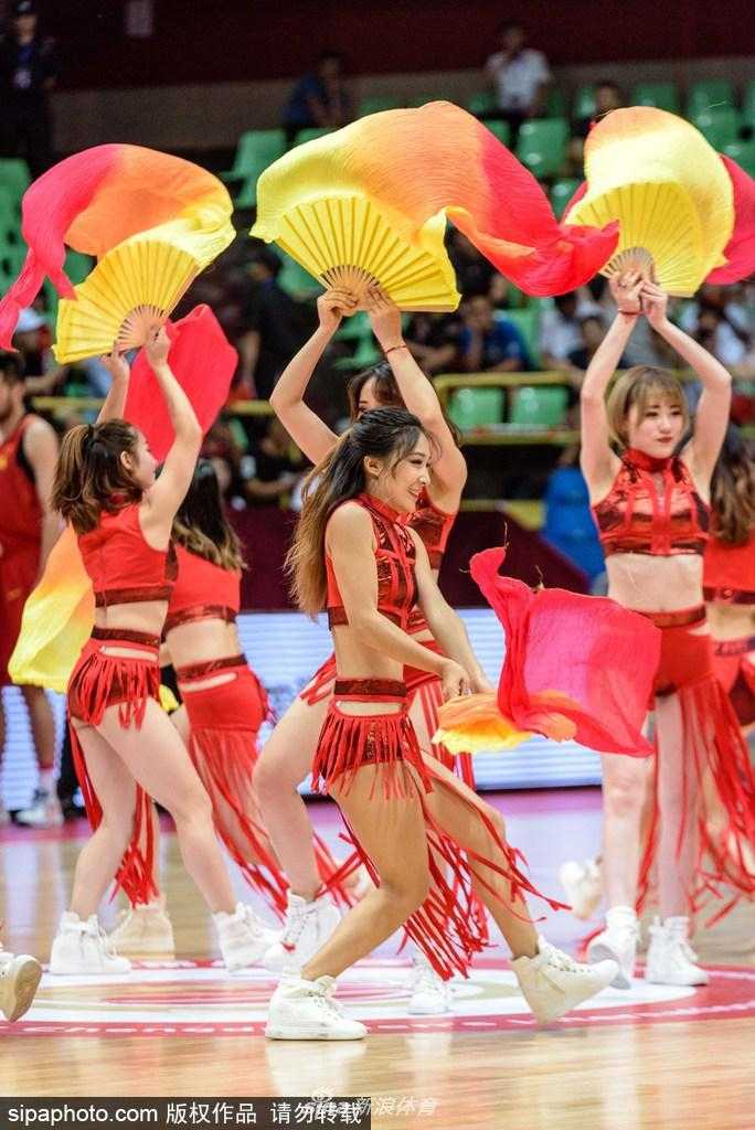 蓉城篮球夜 扇舞展风华:国际男篮赛场的中国风啦啦队 姑娘们围成一个半圆,手中的折扇完全展开,拼接成一道绚丽的扇形屏风,她们高抬腿的动作充满活力,脸上洋溢的笑容比手中的扇花还要灿烂。
