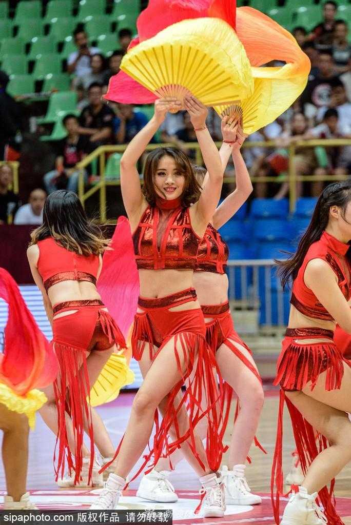 蓉城篮球夜 扇舞展风华:国际男篮赛场的中国风啦啦队 表演的高潮部分,队员们排成一列,整齐划一地做出抛扇动作,打开的扇面在空中短暂停留,犹如一朵朵瞬间绽放的牡丹,背景板上“中国男篮”的字样在这一刻显得格外耀眼。