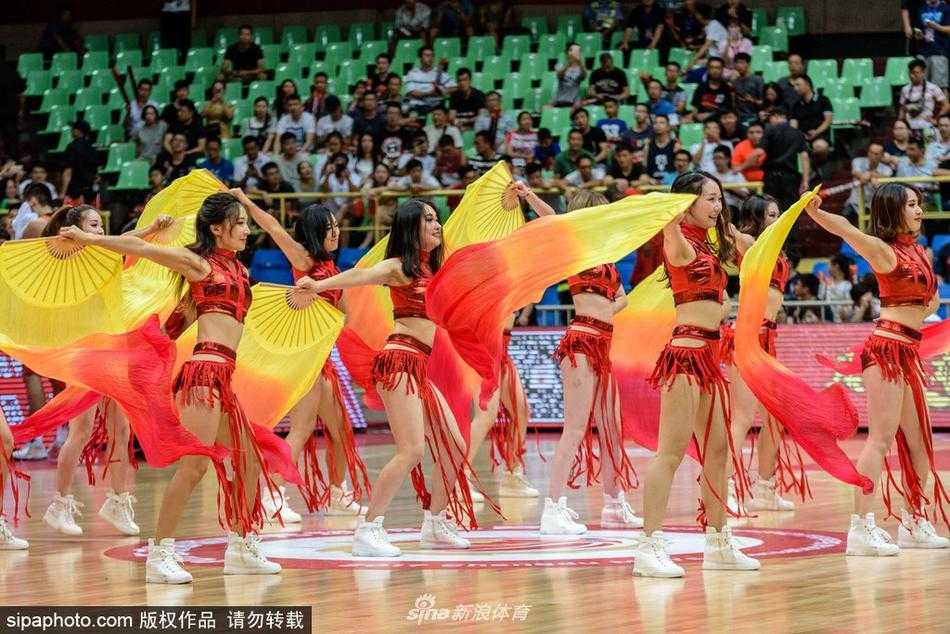 蓉城篮球夜 扇舞展风华:国际男篮赛场的中国风啦啦队 镜头拉近,一位扎着高马尾的啦啦队员笑靥如花,她手中的折扇半掩面庞,动作既有街舞的力量感,又透着一股京剧花旦的娇羞,中西合璧的编排让人眼前一亮。