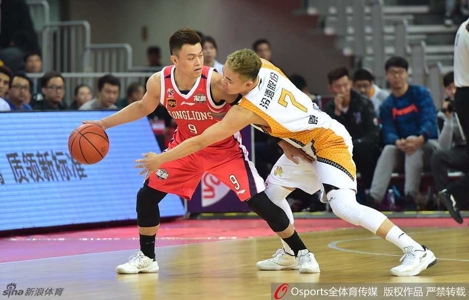 蓝下争锋,赛季热血时刻全记录 哈达迪犹如巨塔般矗立禁区,双手将球砸进篮筐,篮架都在他的暴力扣篮下剧烈颤抖。