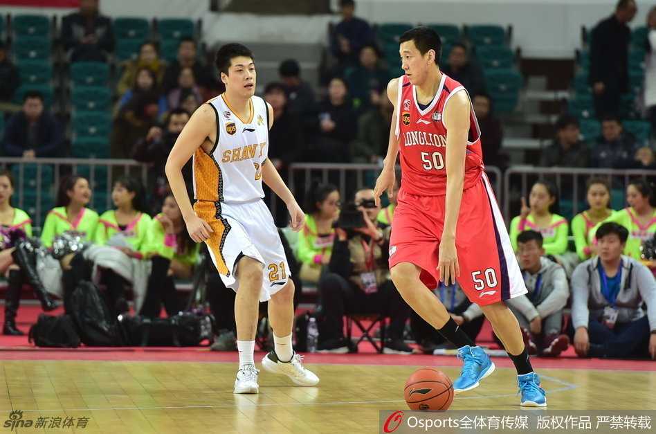 蓝下争锋,赛季热血时刻全记录 陆文博在电光火石间果断出手,篮球离手后的瞬间,他的眼神仍紧紧锁定那飞向篮筐的轨迹。