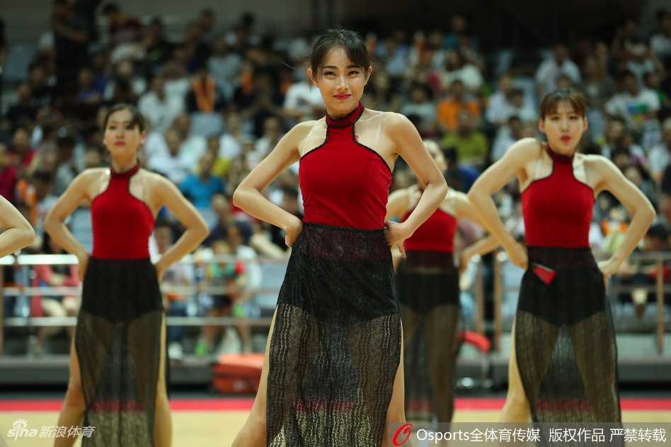 蕞红啦啦队身披半透红纱赤脚热舞 折扇助威中国男篮红队 队员高抬腿动作瞬间,红纱裙角飞扬,露出修长美腿,笑容灿烂充满活力