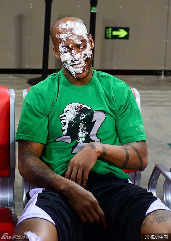 蛋糕大战中的巾帼英雄,那一抹甜蜜的“报复” 面对多人的围攻,这位满脸奶油的朋友虽然处于劣势,但依然笑得开怀,享受着这多对一的甜蜜攻击。