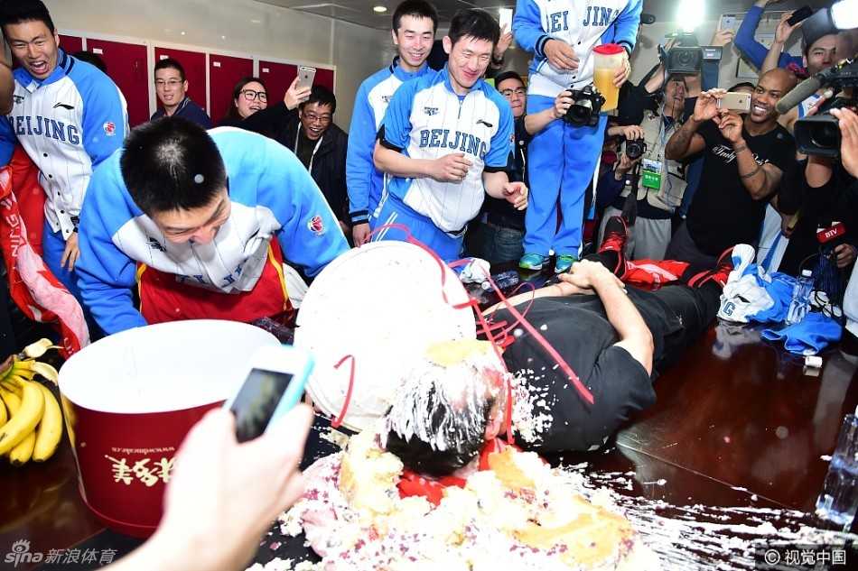 蛋糕大战中的巾帼英雄,那一抹甜蜜的“报复” 一位手法专业的女士正在给蛋糕胚细致地抹面,认真的神情尽显巾帼风范,仿佛在雕琢一件艺术品。