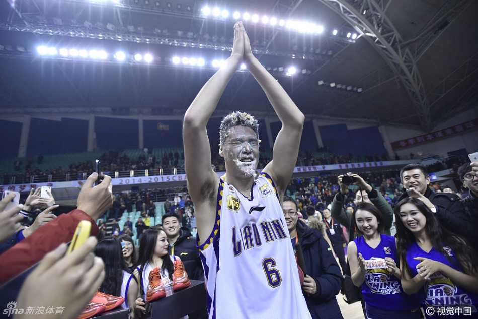 蛋糕大战中的巾帼英雄,那一抹甜蜜的“报复” 面对镜头,一位参与者无奈地展示着身上的草莓酱渍,嘴上说着无奈,眼神里却藏不住参与其中的快乐。