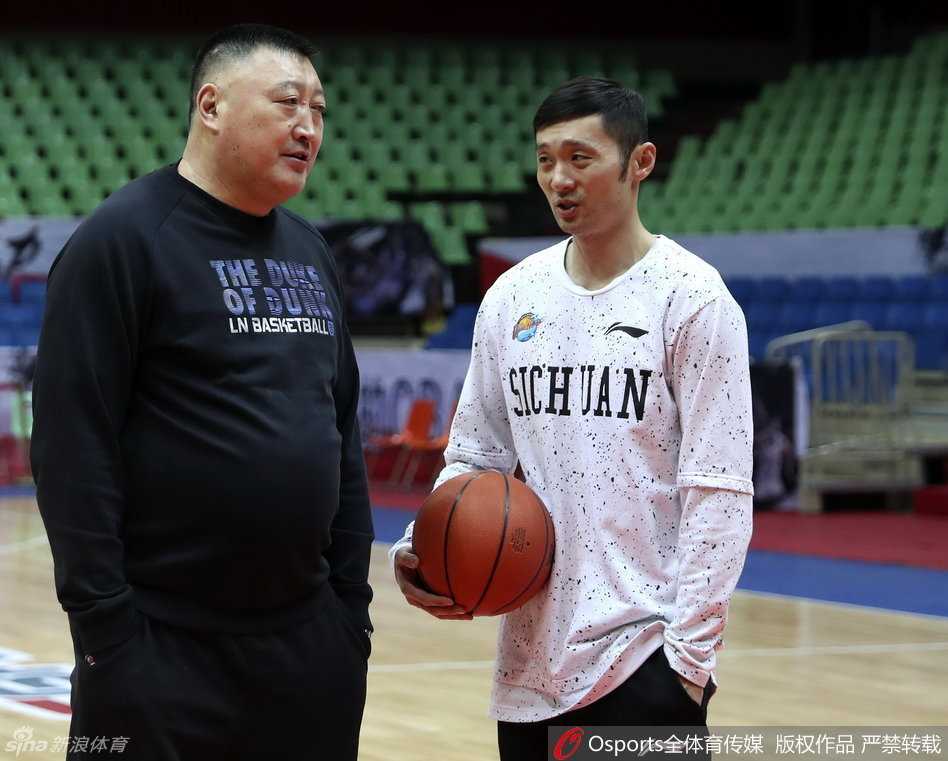 蜀军亮剑五棵松 带病刘炜领衔川军死拼广东 老将刘炜额头贴着退热贴,在训练中咬牙变速突破,眼神坚毅地指挥着队友跑位