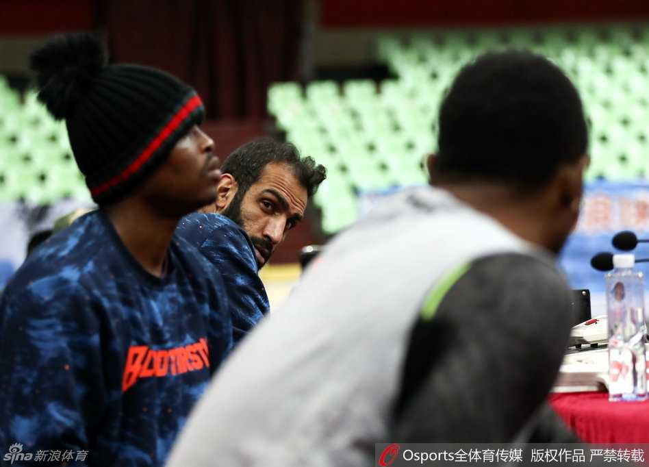 蜀军亮剑五棵松 带病刘炜领衔川军死拼广东 主教练杨学增拿着战术板双手比划着对球员们大声训话,队员围成一圈神情严肃认真聆听