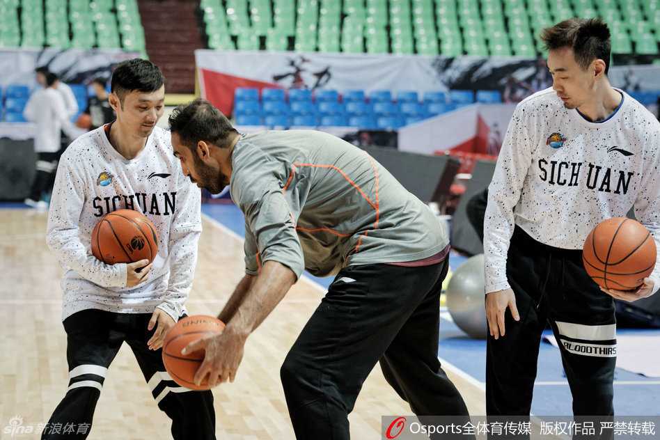 主教练杨学增神情专注地给场上球员布置战术，并亲自示范防守动作，强调团队协作的重要性。