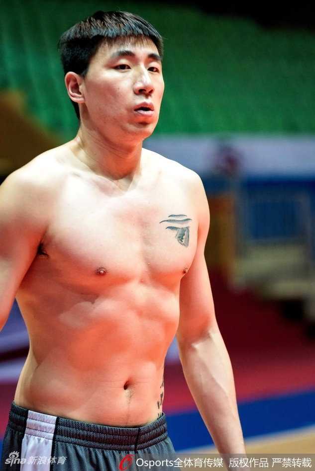 训练场边的篮球静静停靠，背景是吴楠与队友交流的身影，那臂上的斑斓纹身在平静中预示着即将到来的风暴，整个球馆弥漫着大战前的肃穆感。