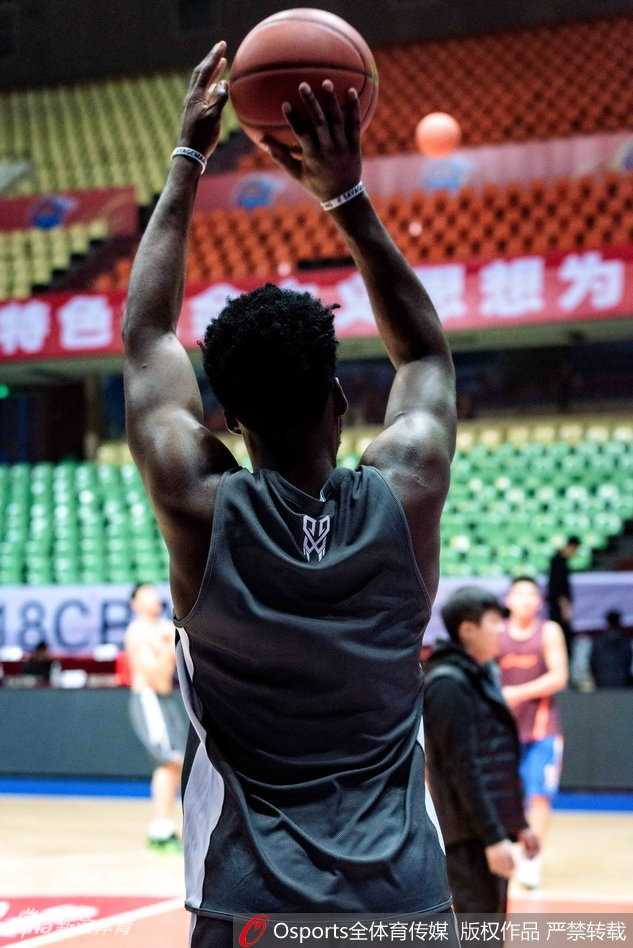 吴楠在训练中露出布满彩色图腾的结实臂膀，每一次运球都让那神秘的纹身仿佛在跳动，透出川军欲在主场翻江倒海的决心。