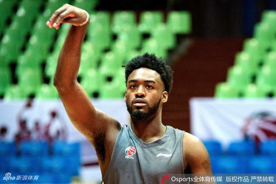 主帅聚精会神地布置战术板，吴楠单手叉腰认真聆听，他的纹身在球馆灯光下泛着微光，仿佛一名即将披甲上阵的战士，聆听最后的冲锋号角。