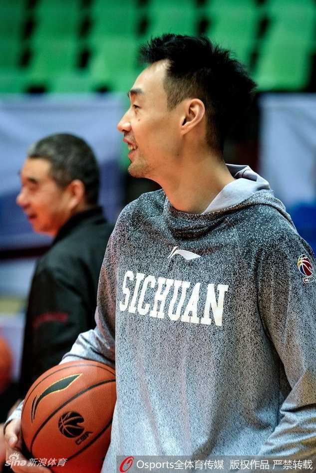 吴楠在训练后拉伸放松，臂膀上的复杂纹身如同川军本赛季走过的曲折路线图，每一道线条都记录着从连败泥潭到爆冷胜出的艰辛历程。