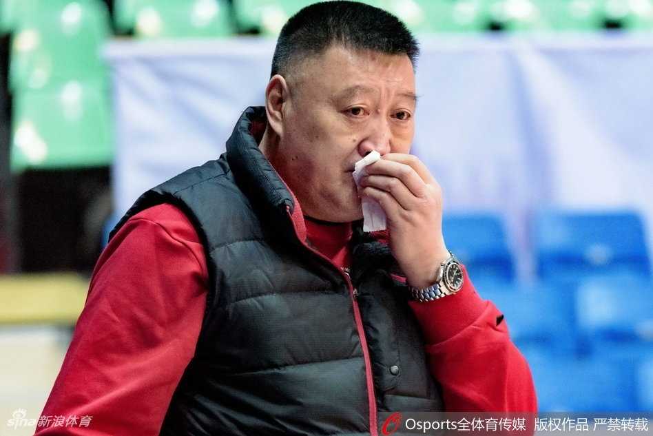 训练间隙，哈达迪脱下训练服露出结实的肌肉，一边喝水一边凝视着远处的球场，仿佛在模拟即将到来的对抗。