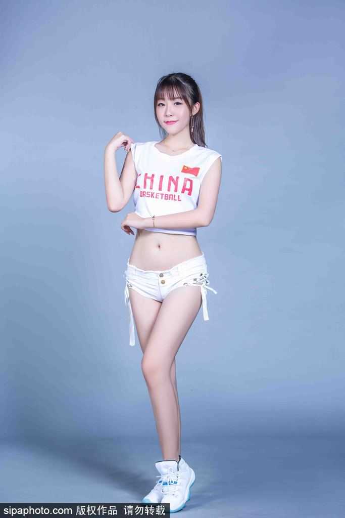 蜂腰美腿绽放赛场 篮球宝贝用活力舞动青春风采 篮球宝贝们扎着利落的马尾,身着亮眼的短裙表演服,在球场地板上整齐划一地排开,修长美腿在动感灯光下格外吸睛,她们的脸上洋溢着自信灿烂的笑容,瞬间点燃全场热情