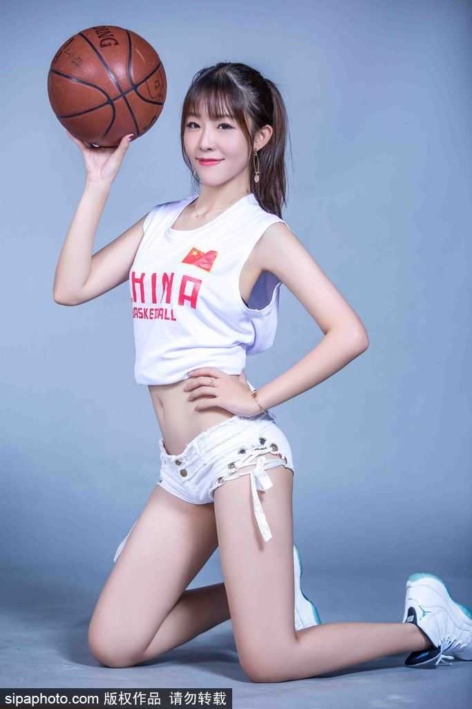 蜂腰美腿绽放赛场 篮球宝贝用活力舞动青春风采 队形变换中,篮球宝贝们错落有致地分布在场内,她们的身姿挺拔,眼神明亮,无论是动感的舞步还是静态的亮相,都透露出一种专业与自信,整个场馆都因她们的存在而变得更加光彩夺目